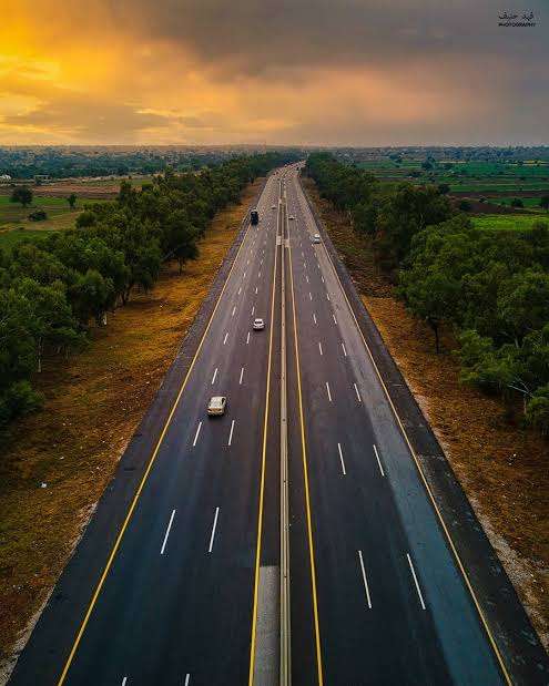Road Traffic System in Pakistan, A Structural and Social Snapshot.