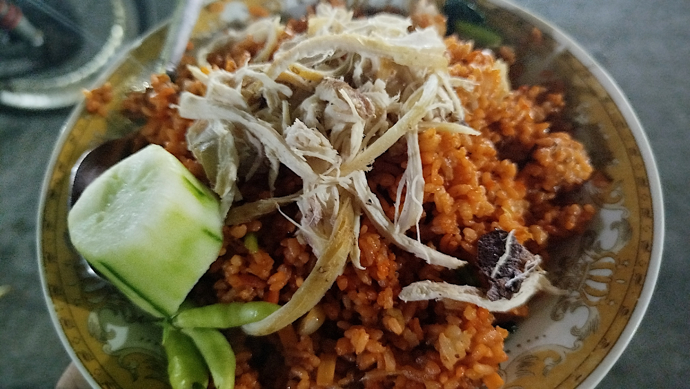 Kedai Nasi Goreng dan Mie Goreng Dekat Rel Kereta Api - Fried Rice and Fried Noodle Shop Near the Ra