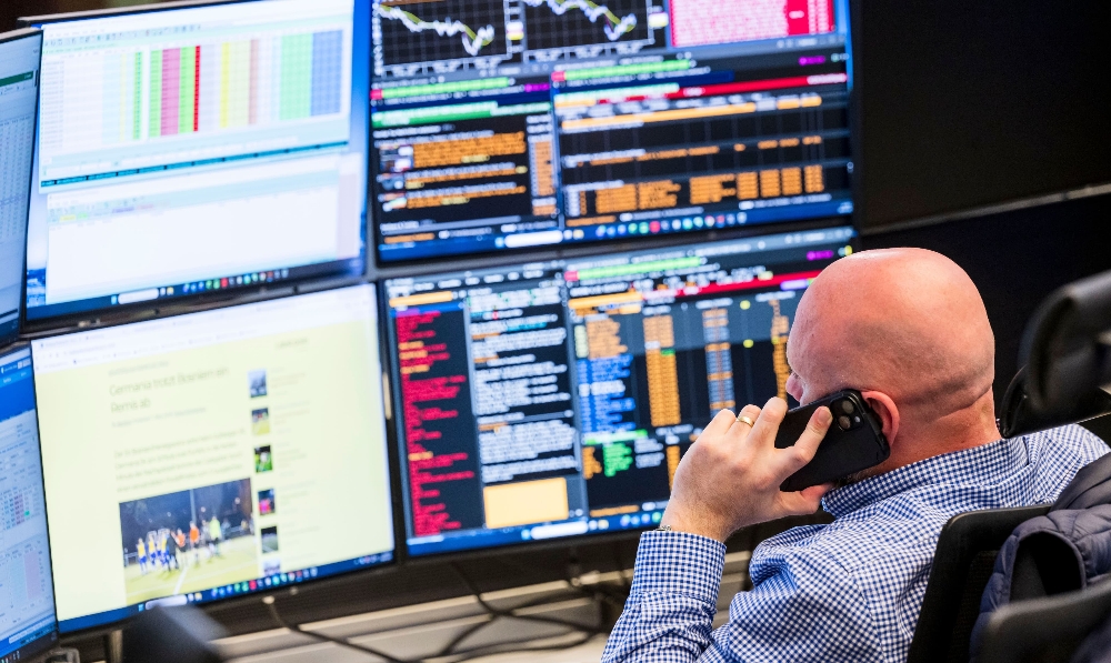 Solana, XRP ETFs take different paths as crypto investors pile in.