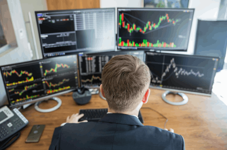 Manual Trading vs Automated Trading (EA):